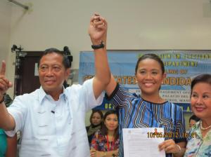 Nancy Binay with her father at her filing of candidacy for Senator of the Republic. (Source: thepoc.net)